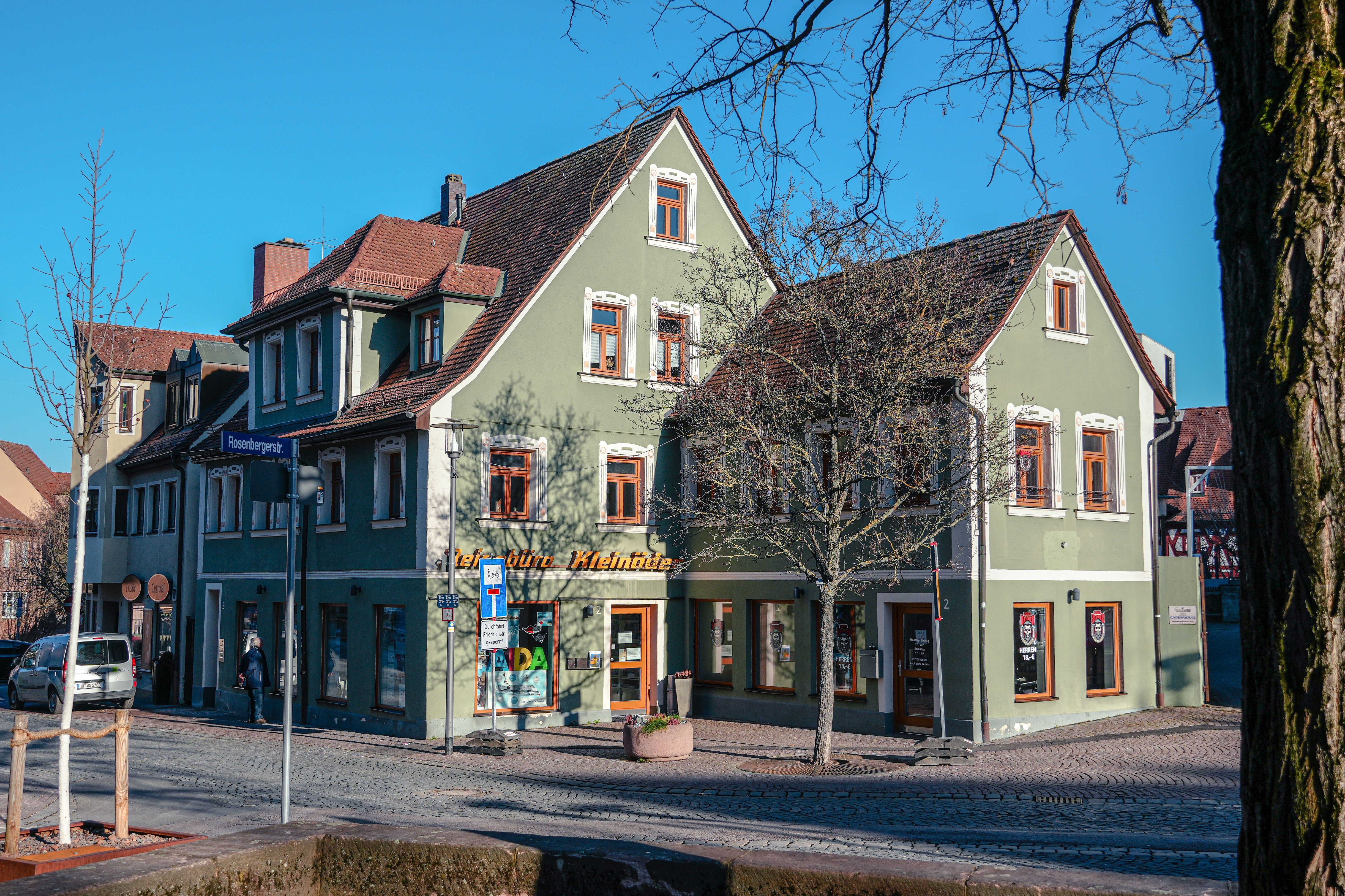 Großes Haus mit breiter Einfahrt