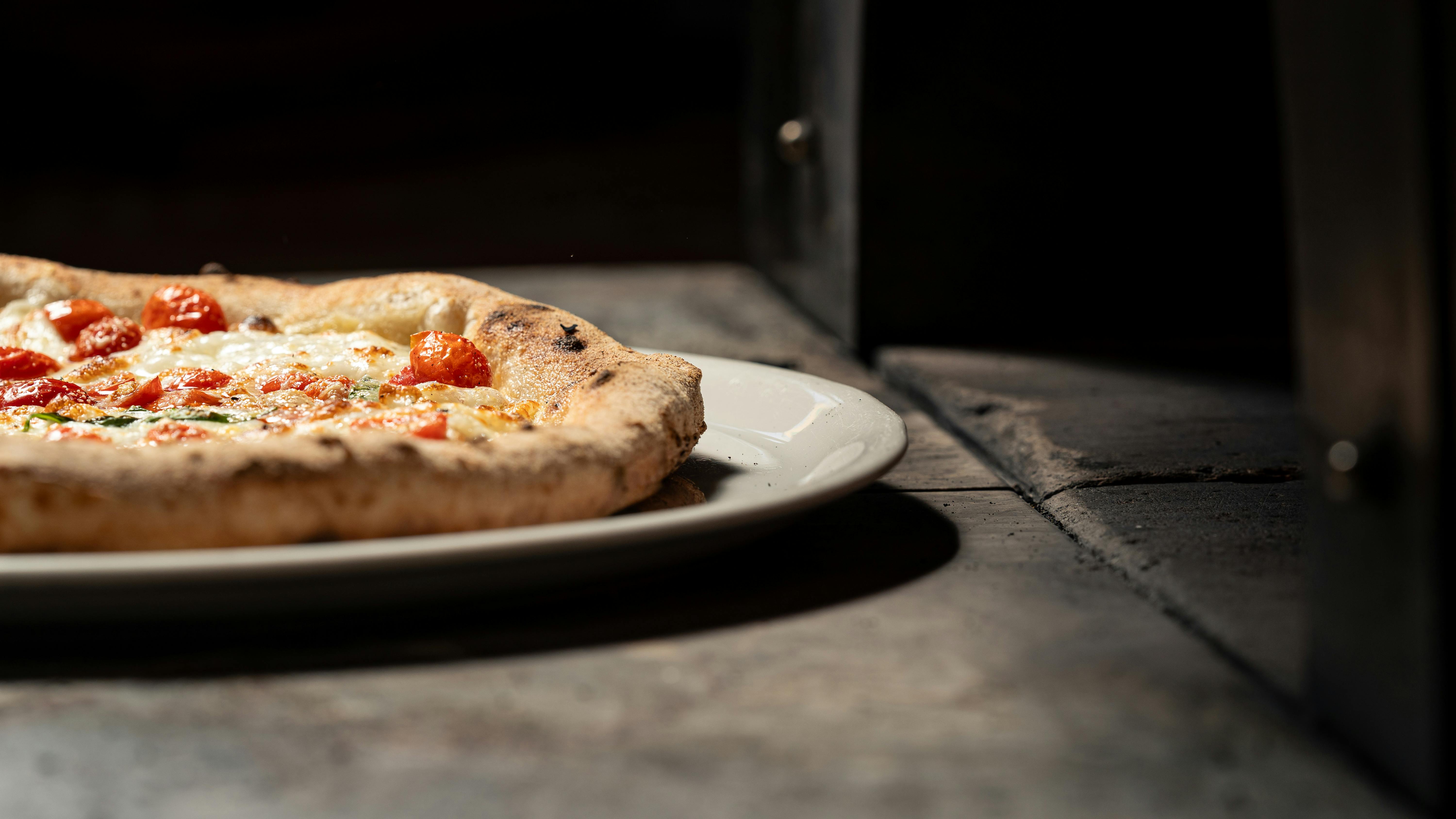 Margherita appena uscita dal forno a legna