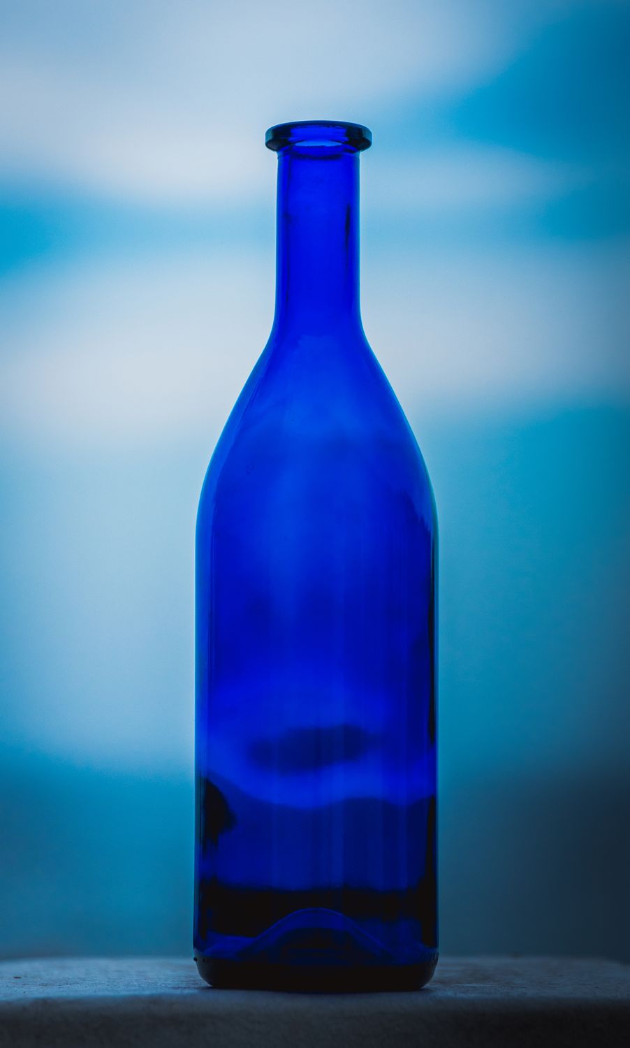 Microscopio de células sanguíneas con fondo azul y morado, representando la complejidad de la sangre humana.