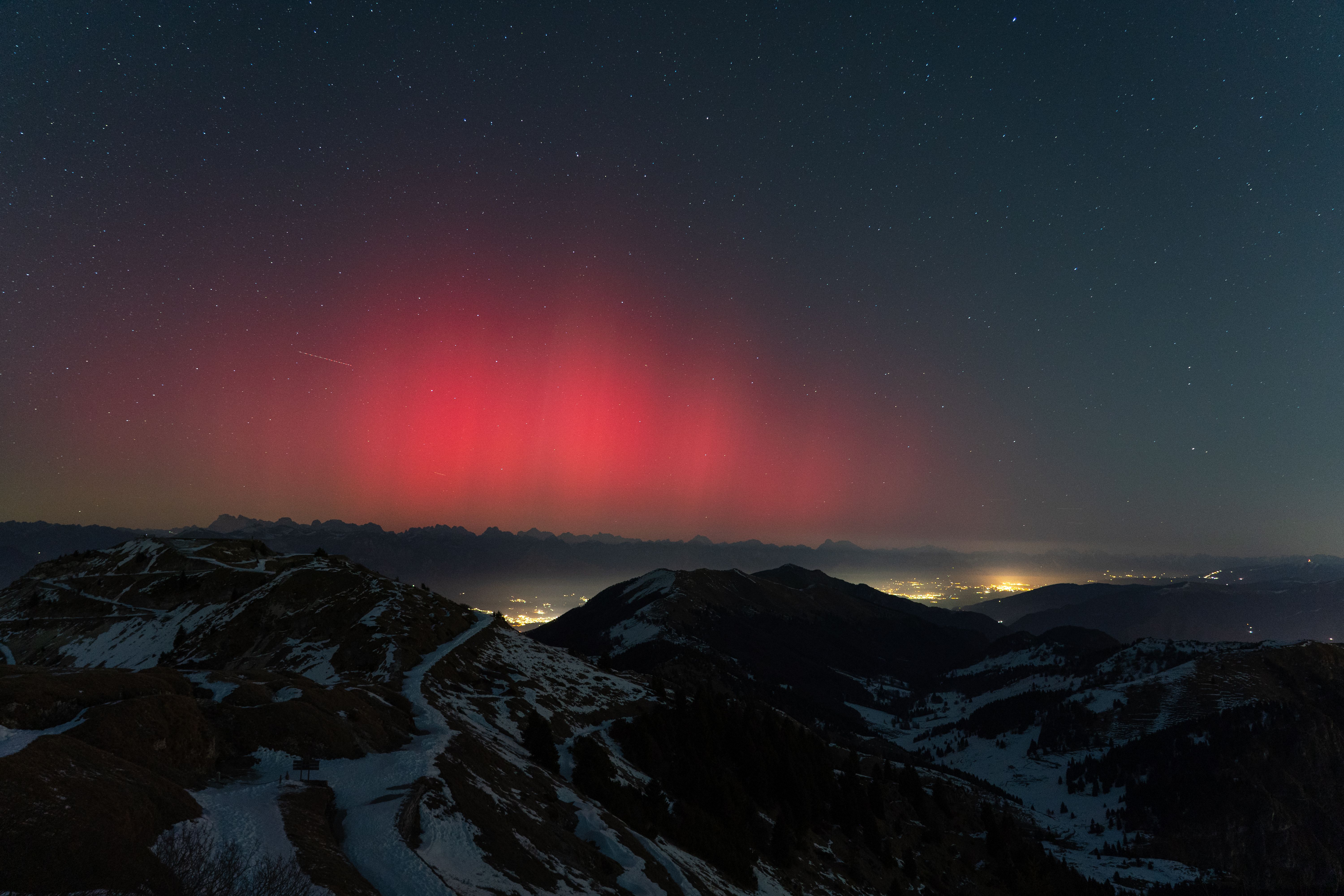 Nordlicht über verschneiter Landschaft