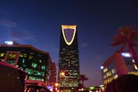 黄昏时分，利雅得的城市景观中矗立着明亮的王国中心塔