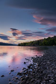 阿库雷里海岸暮色宁静，平静的海水映照着冰岛令人惊叹的天空