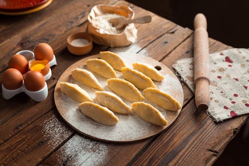 Pâtisseries Sur Plateau En Bois