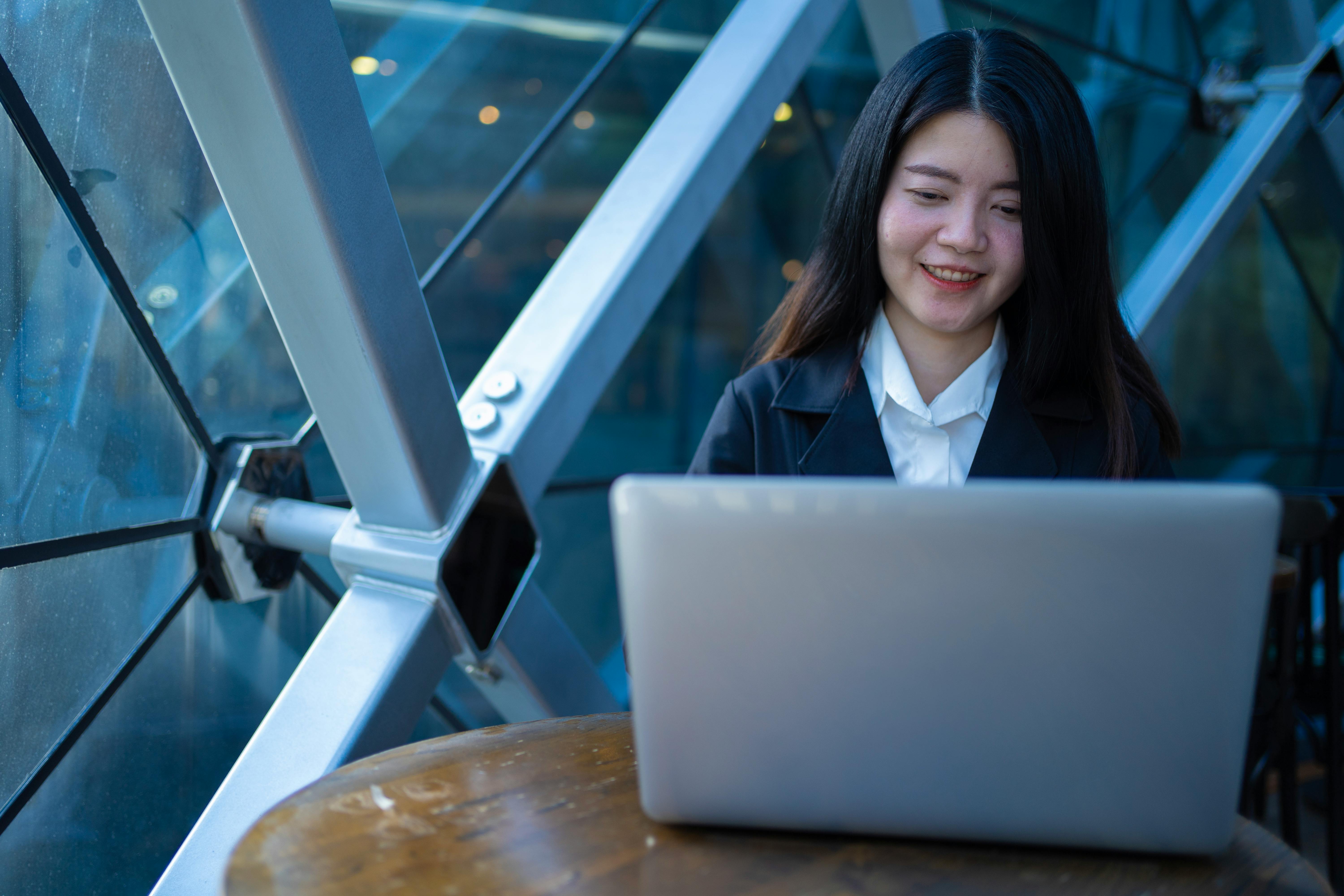 Dow Jones Futures Loom As Trump Says Iran Faces 'Hell' If No Deal; Sandisk Leads 7 Stocks To Watch