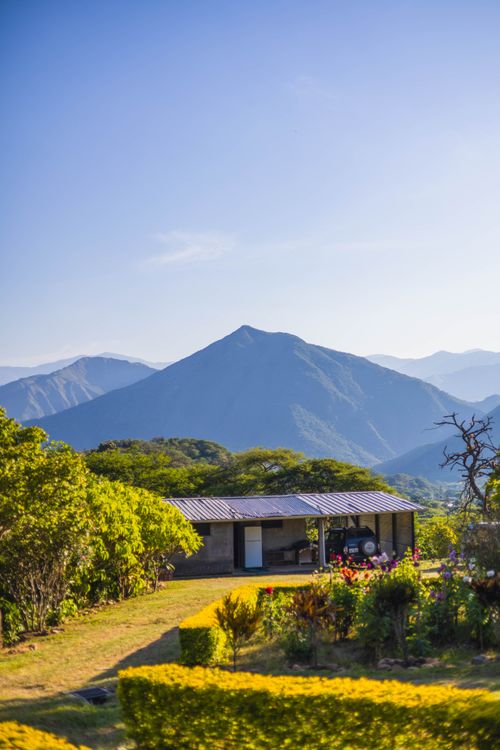Azul Rural Casa Rural Bajo Un Paisaje De Montaña · Foto de stock gratuita
