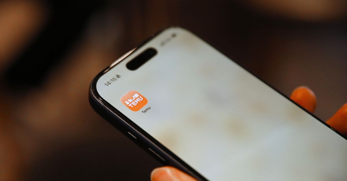 Mão segurando um smartphone com o ícone de um aplicativo de compras visível, focando na conveniência digital.