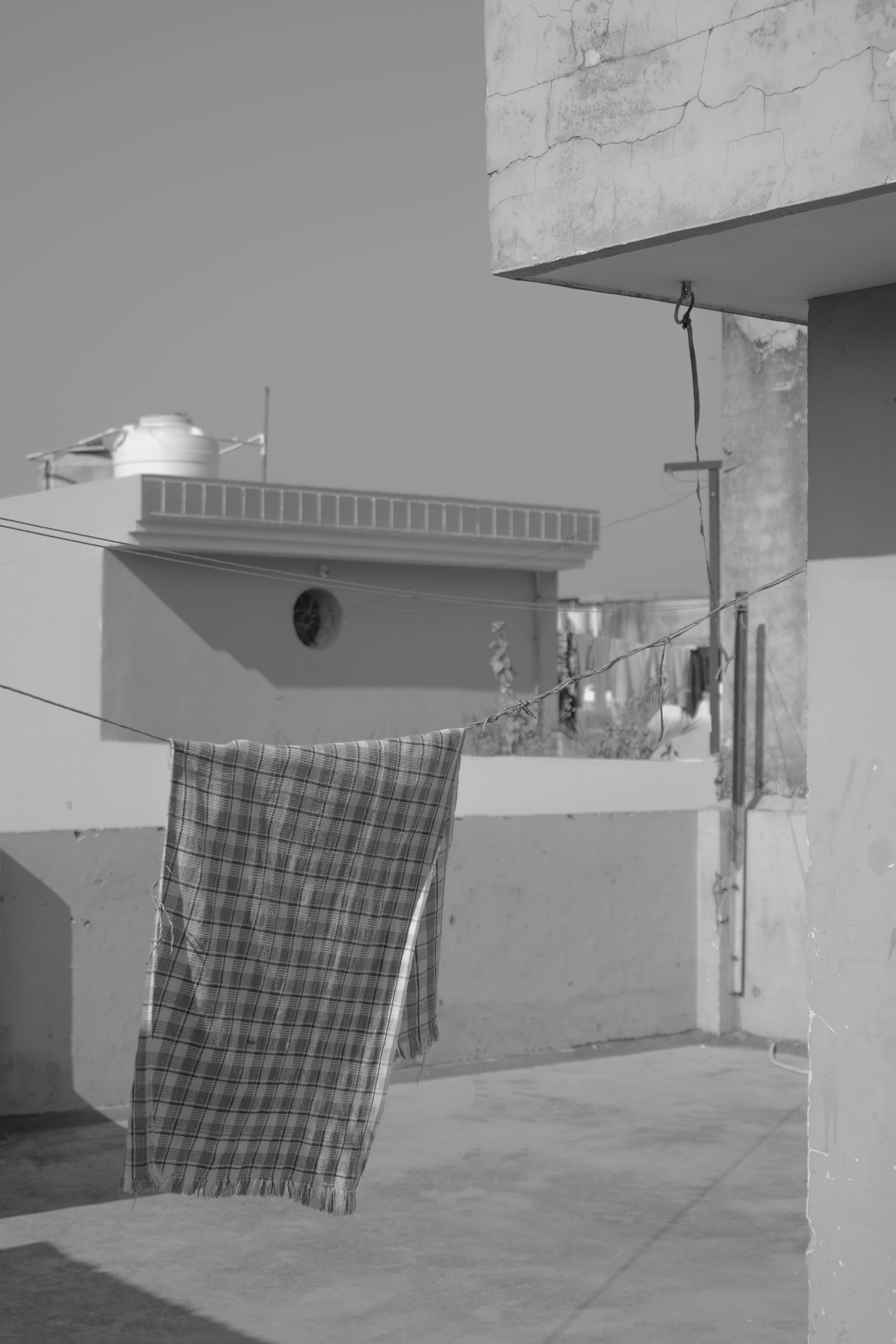 Gratis Fotografía monocromática de un tejado con un paño colgado para secarse. Foto de stock