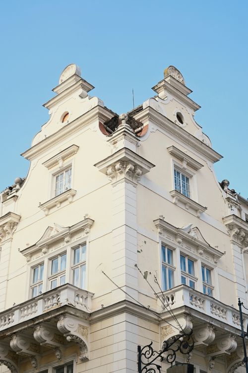 Free A striking historic building with ornate architecture under a clear blue sky, showcasing classic charm. Stock Photo
