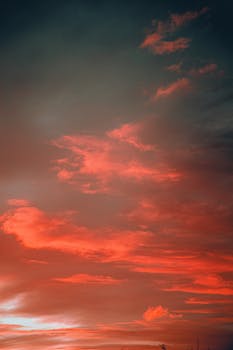 迷人的红色日落和引人注目的云层，将夜晚衬托得格外美丽