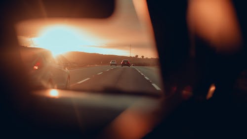 Carros Na Estrada Durante O Pôr Do Sol