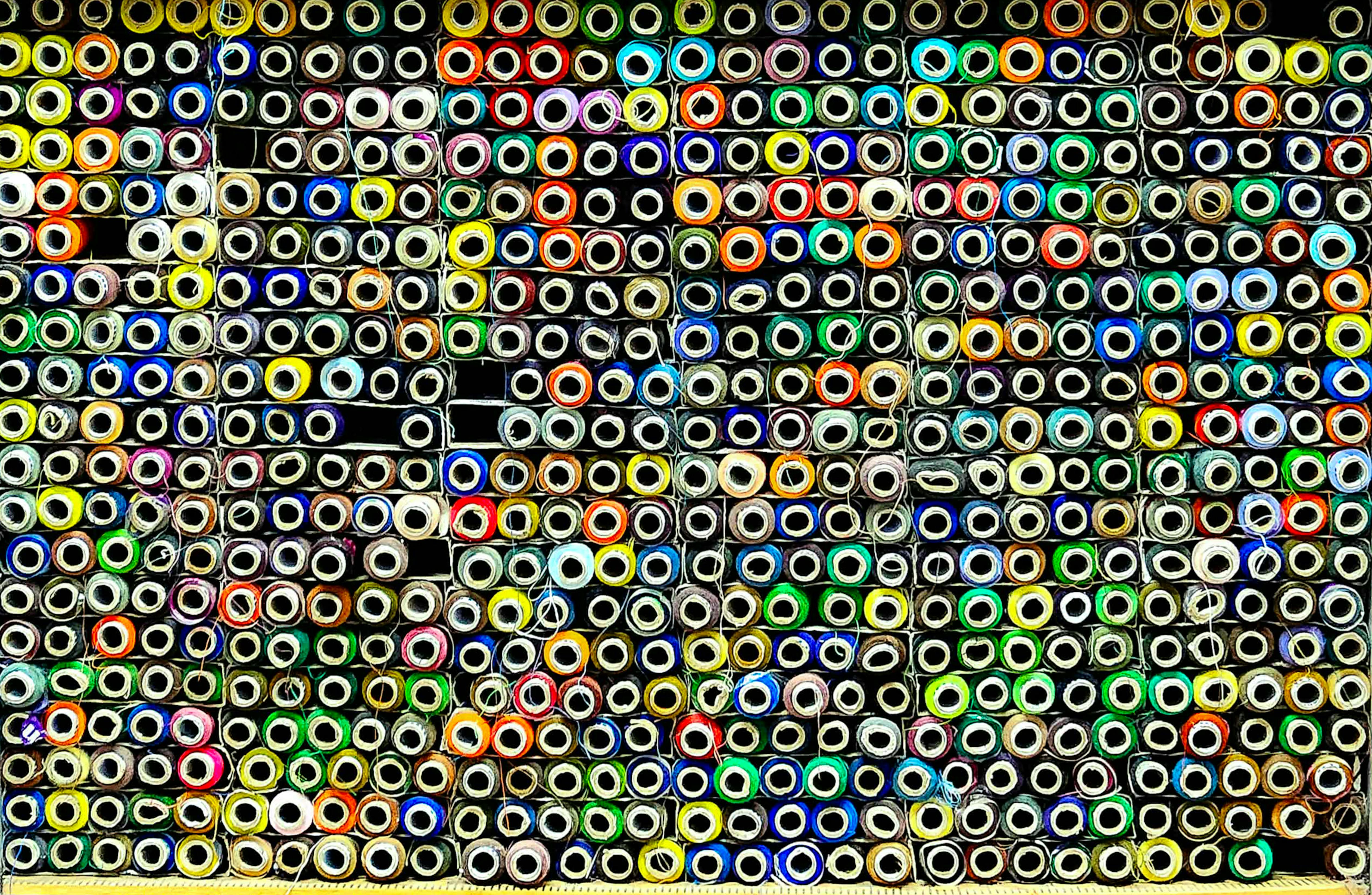 Kostnadsfria Livfull kollektion av textilrullar från Rajshahi, Bangladesh, med ett abstrakt konstmönster. Stock foto