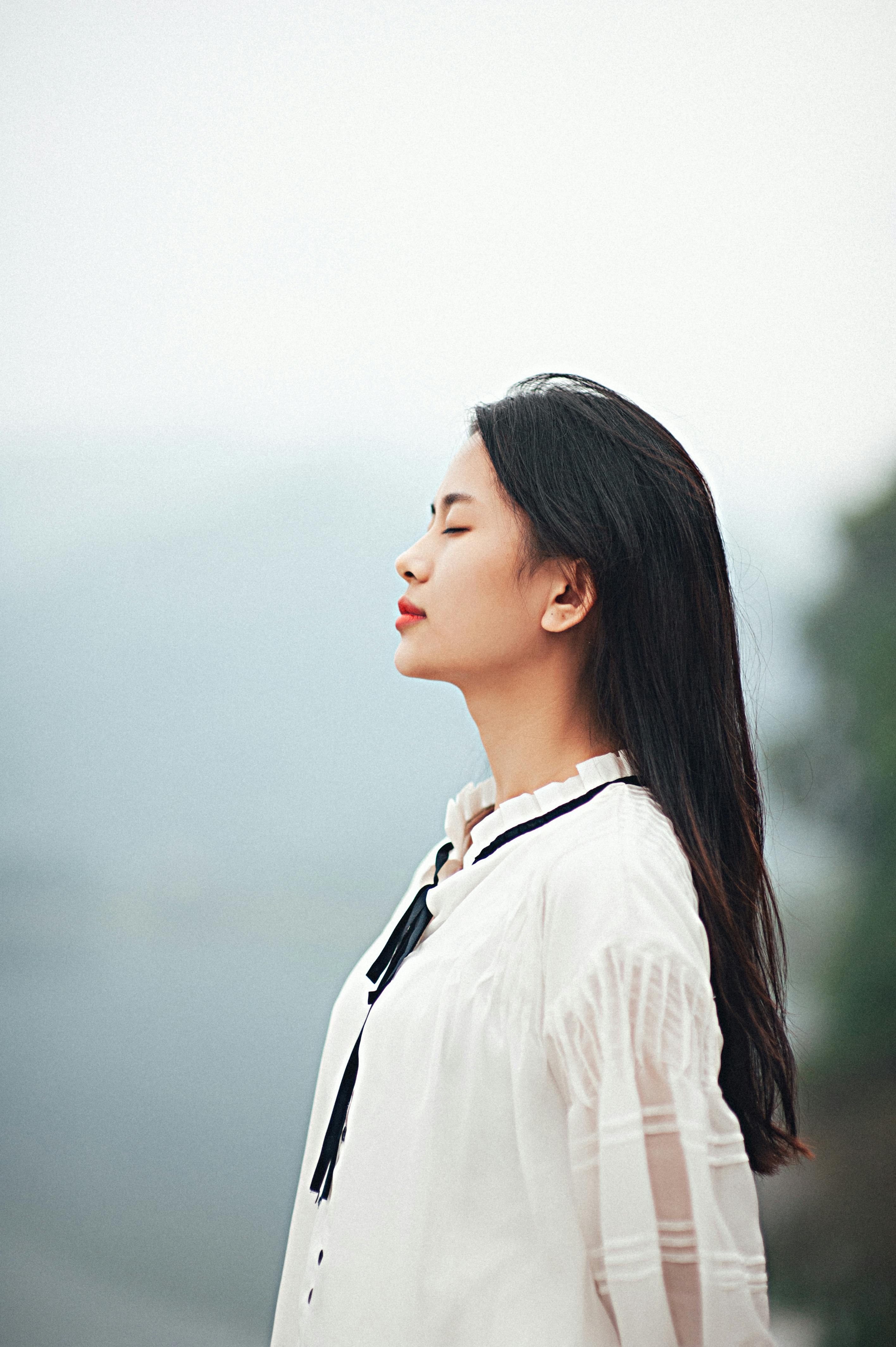 Gratis Fredelig utendørsportrett av en kvinne som nyter roen. Arkivbilde