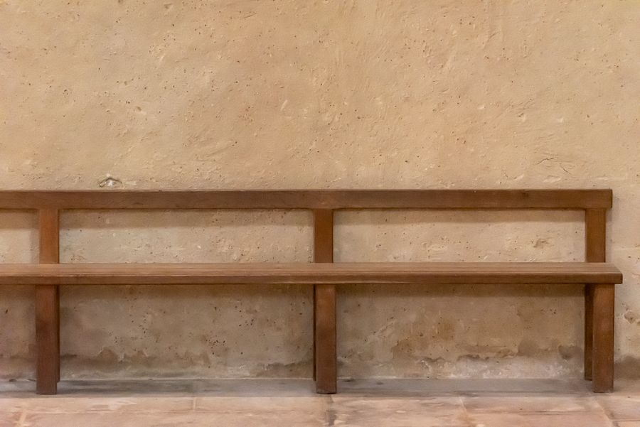 Minimalistische Holzbank