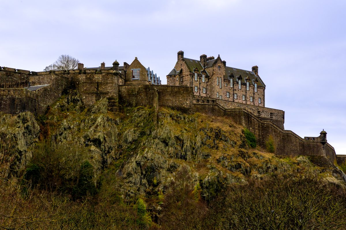 Unde te cazezi în Edinburgh - castelul Edinburgh pe stânca vulcanică