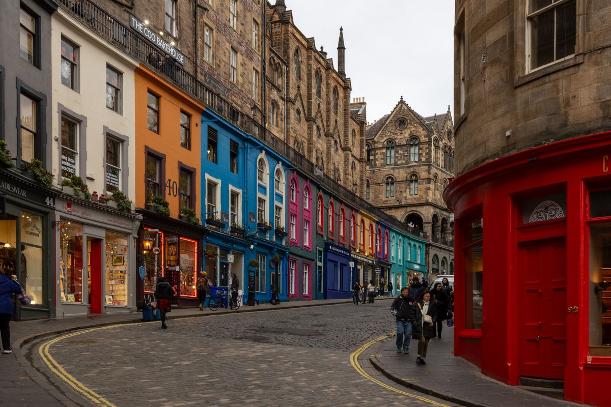 Unde te cazezi în Edinburgh - Grassmarket - fațadele colorate de pe Victoria Street