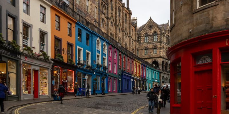Una calle de Edimburgo con tiendas de colores