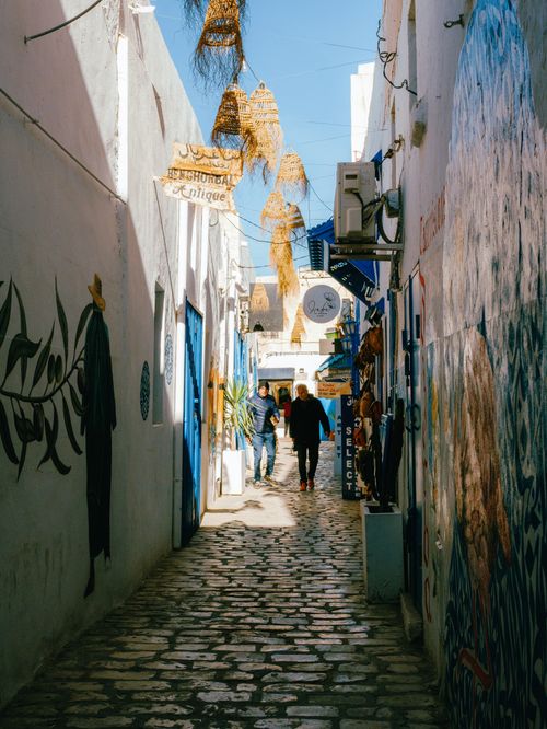 Free Explore a vibrant alleyway in Médenine Governorate with art and culture under a clear sky. Stock Photo