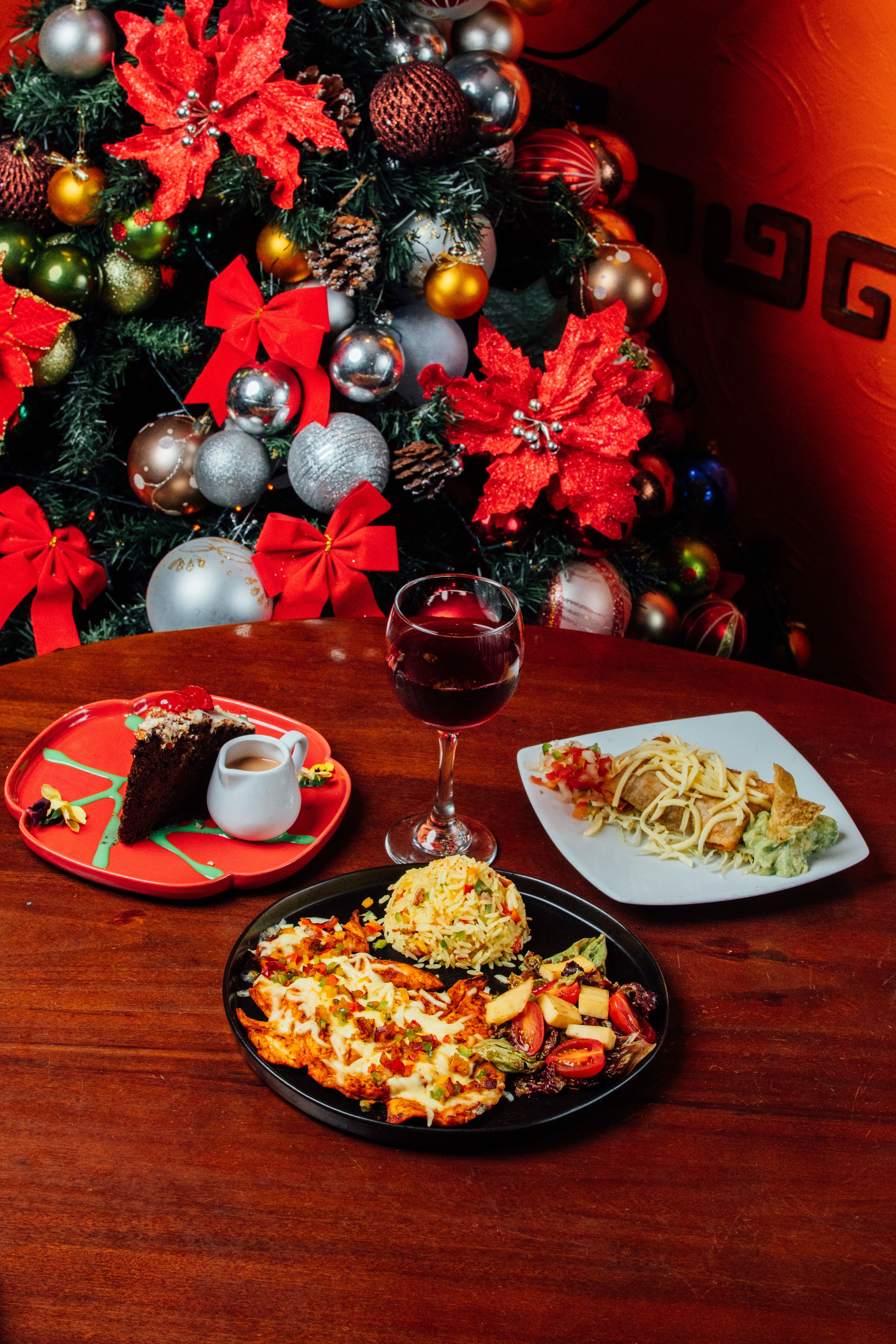 Festive Dining Setup with Christmas Decorations · Free Stock Photo