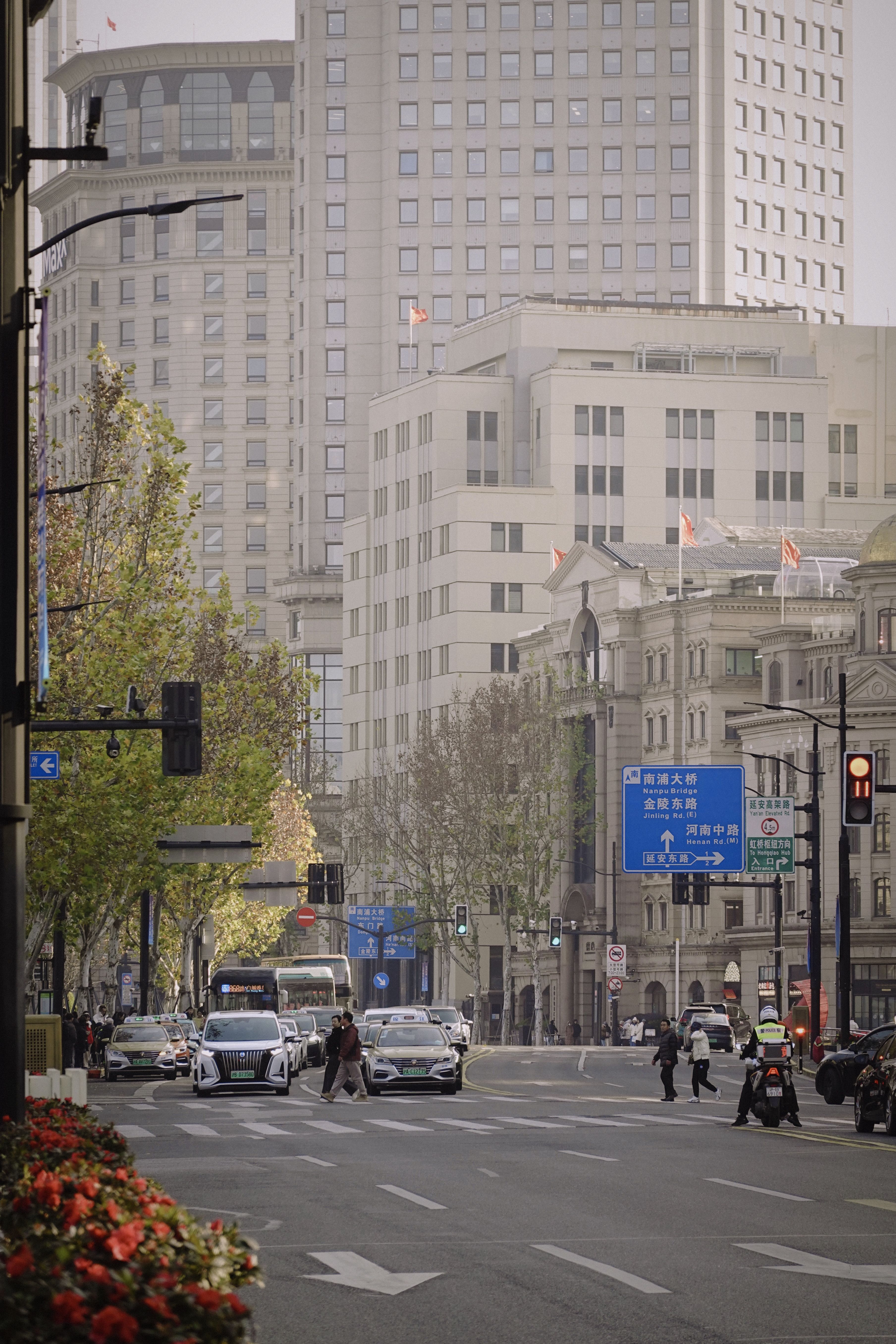 Pemandangan kota yang dinamis dari jalanan Shanghai yang sibuk dengan gedung pencakar langit dan para komuter. Via Pexels (by Miên Phạm)