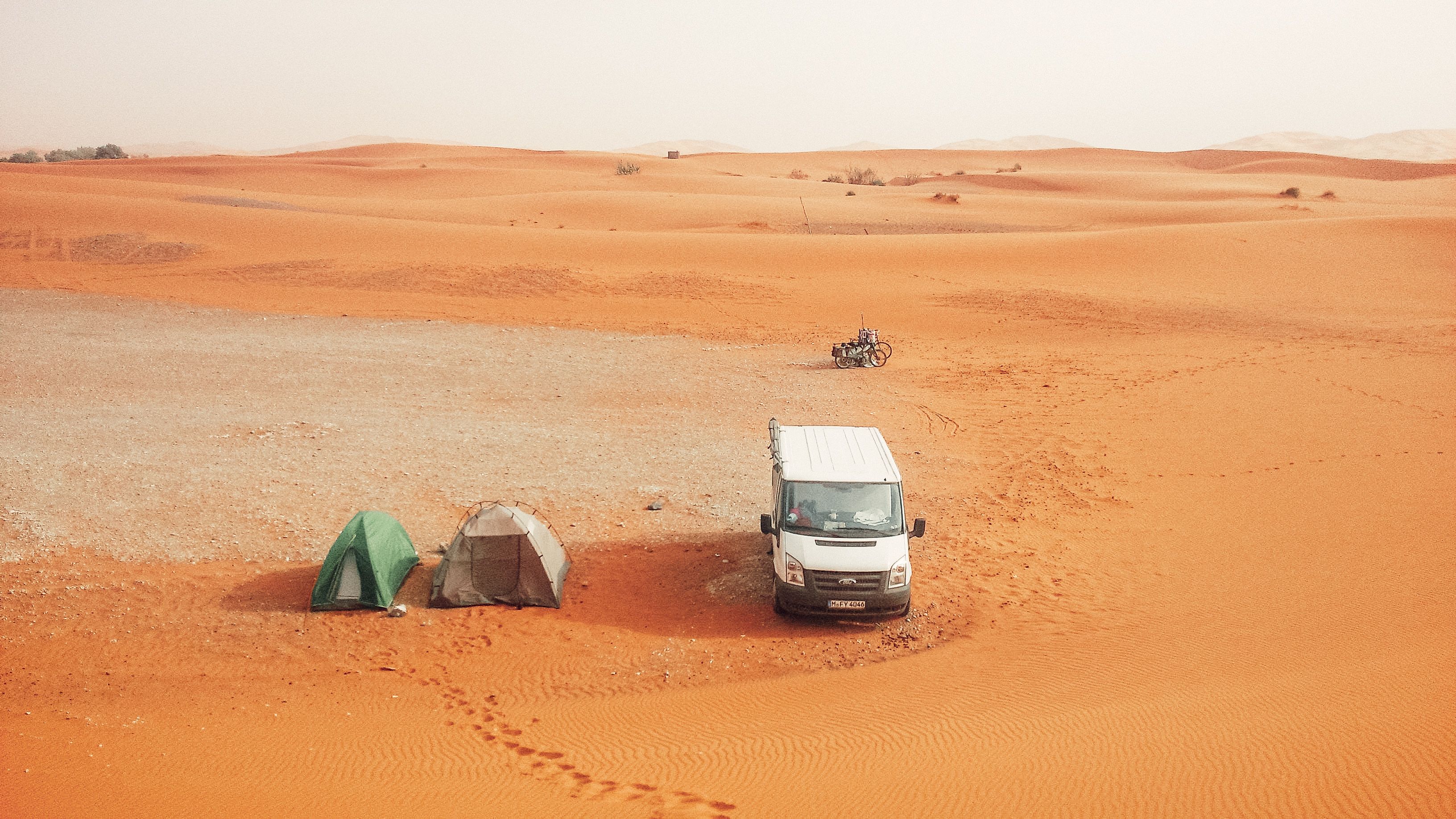 Desert Camping with Tents and Van in Sand Dunes · Free Stock Photo