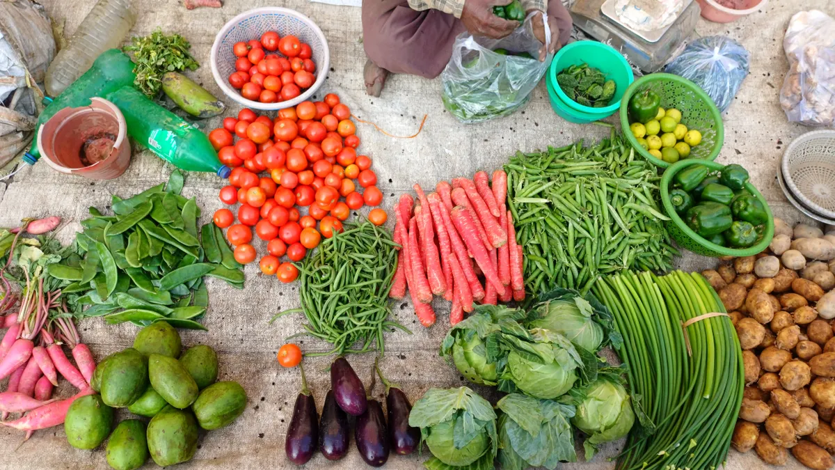 Aneka sayur dan buah segar di pasar tradisional dengan warna-warni alami pagi hari