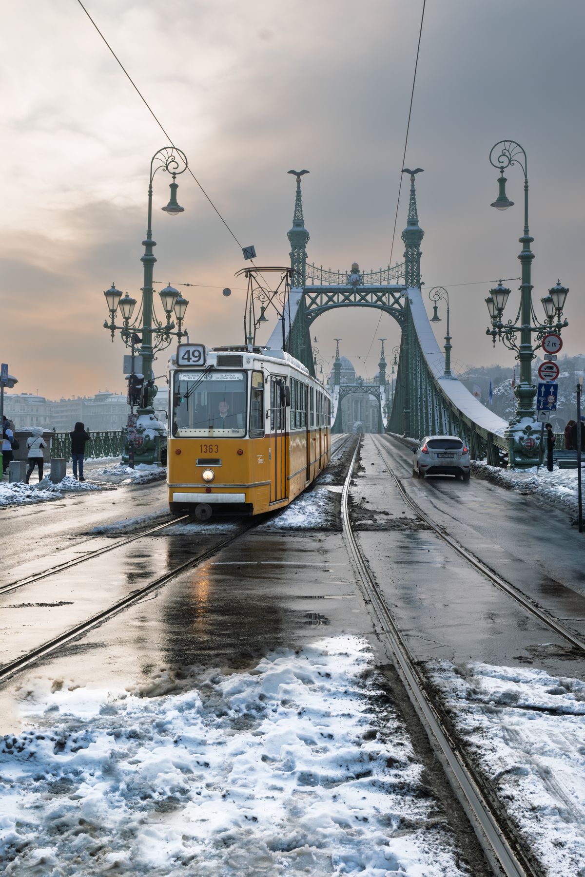Tranvía amarillo en invierno · Puente de la Libertad