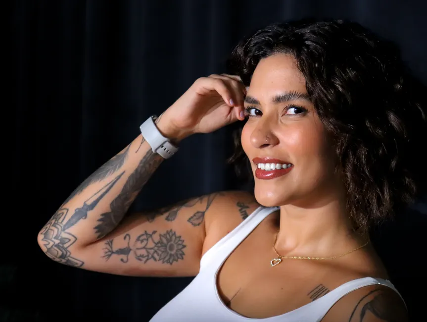 Femme portant un tatouage temporaire visible sur son poignet dans un style de vie casual.