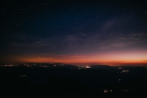 夜間山脈的剪影攝影