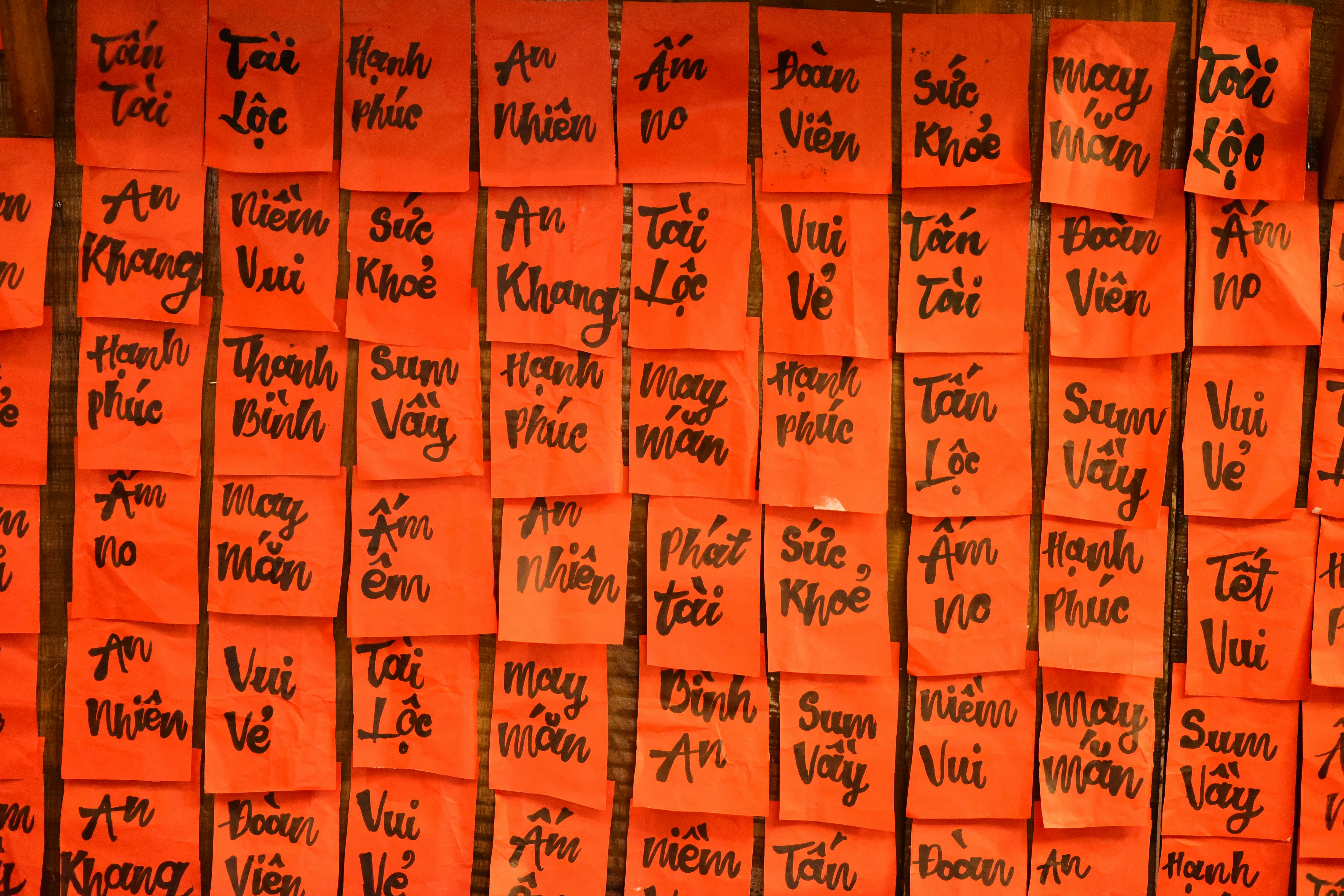 De franc Notes de desitjos vietnamites de Tet acolorides en cal·ligrafia, que simbolitzen prosperitat i salut. Foto d'estoc