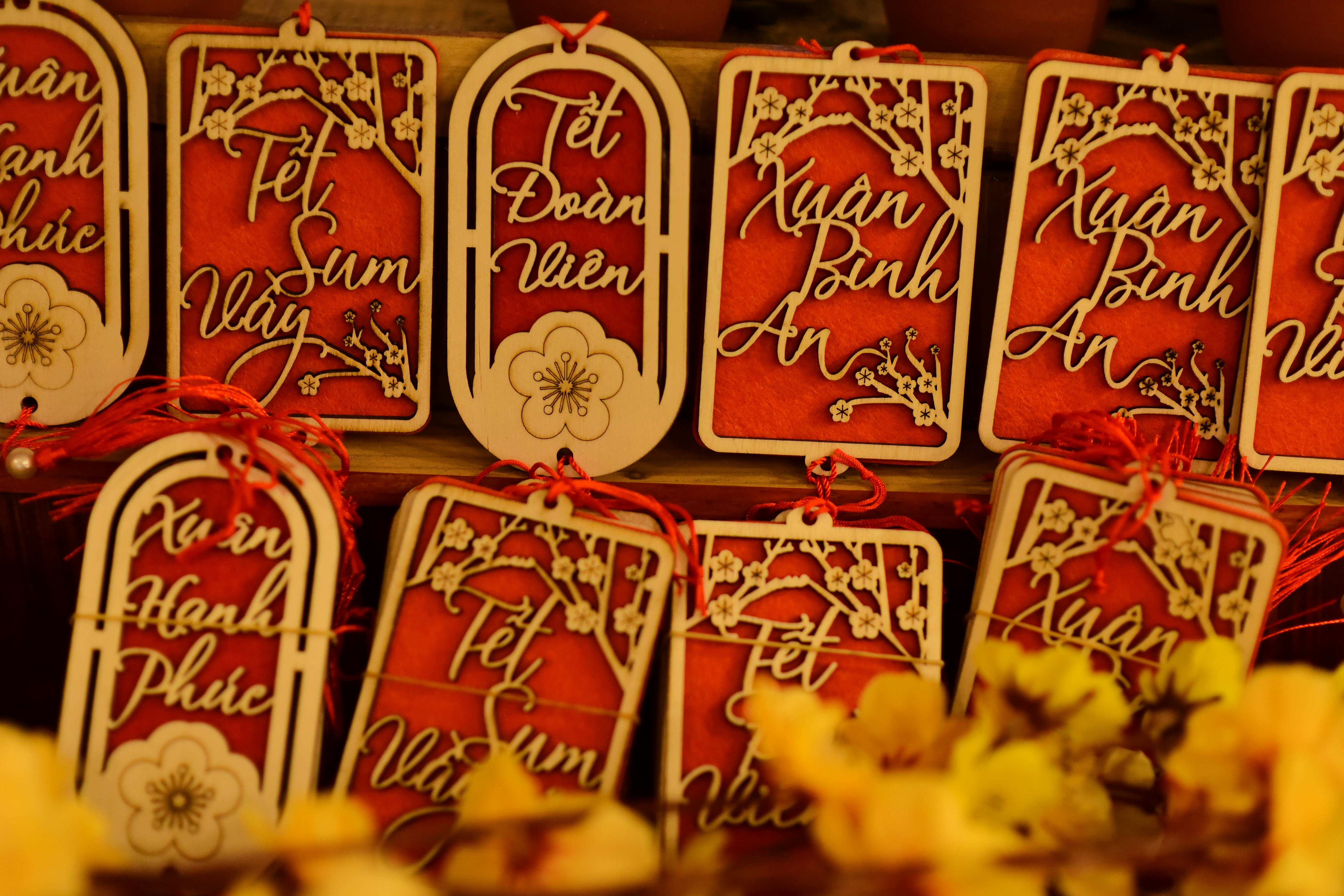 Decorative Tet cards with festive Vietnamese New Year messages and floral designs.
