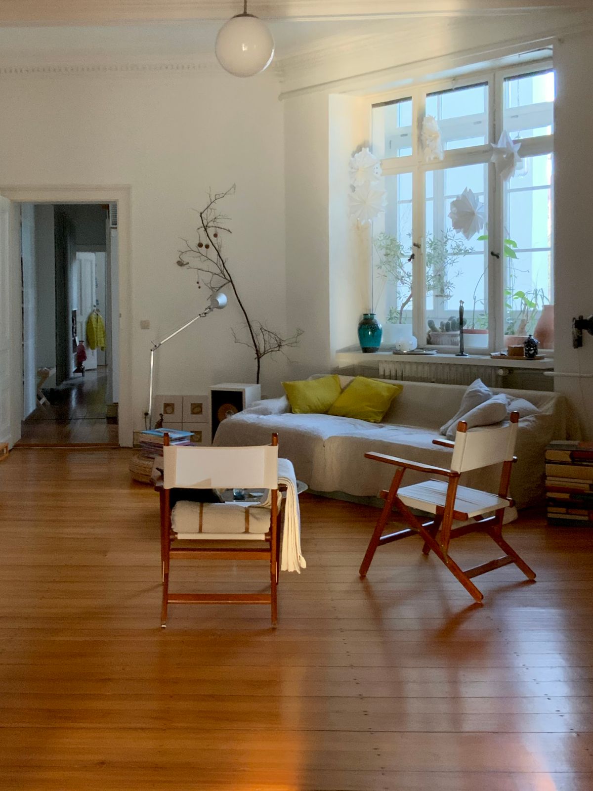 Salon chaleureux, propre et lumineux