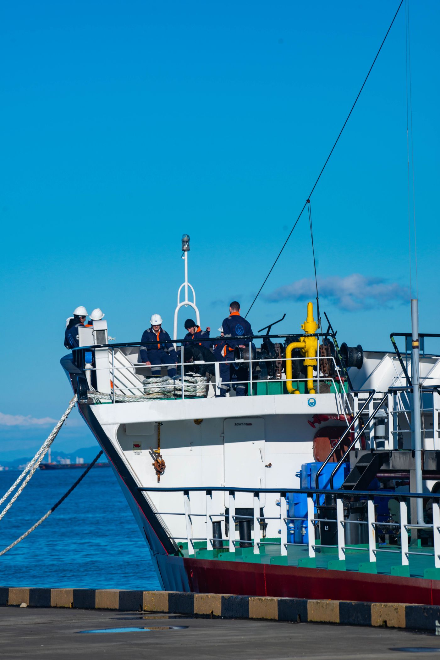 Crew kapal berpakaian rapi di area pelabuhan