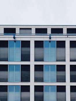 现代立面抽象视图展示了几何图案和对称性