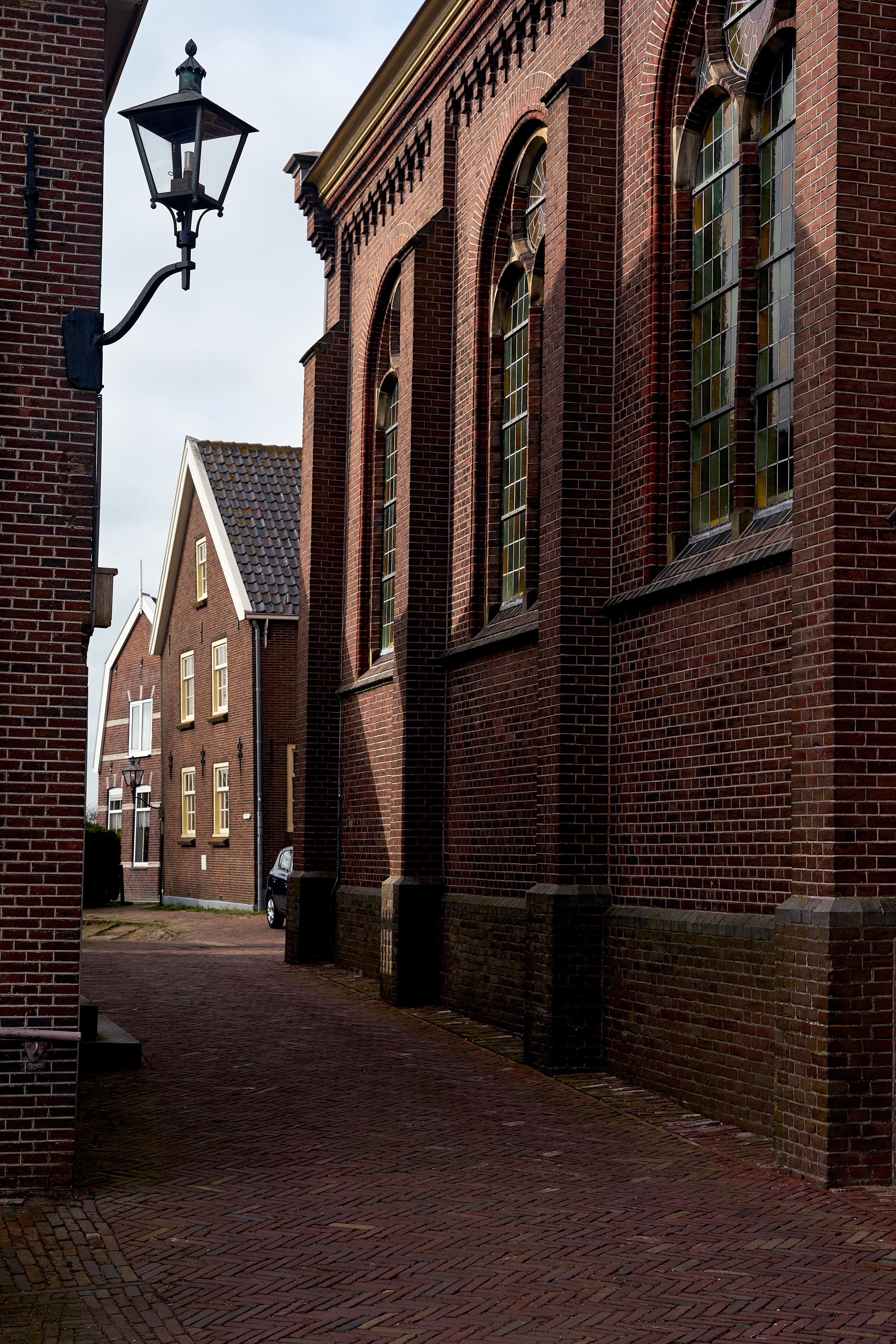 Discover the charm of Marken's red-brick architecture in this serene alleyway view.