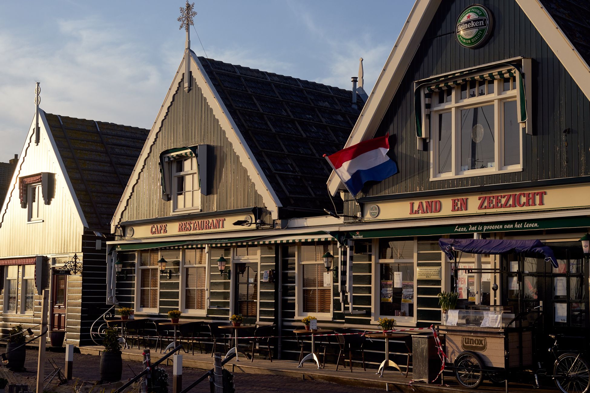 Provinciale vlag Zuid-Holland halfstok voor Keti Koti