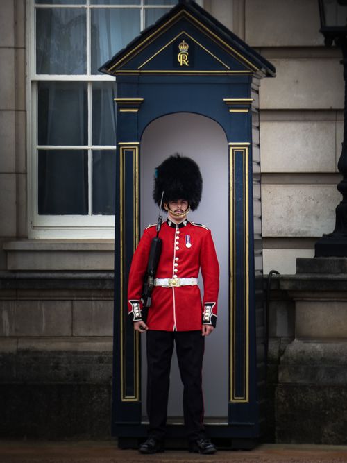 Free British royal guard standing at attention in ceremonial uniform outside Buckingham Palace Stock Photo