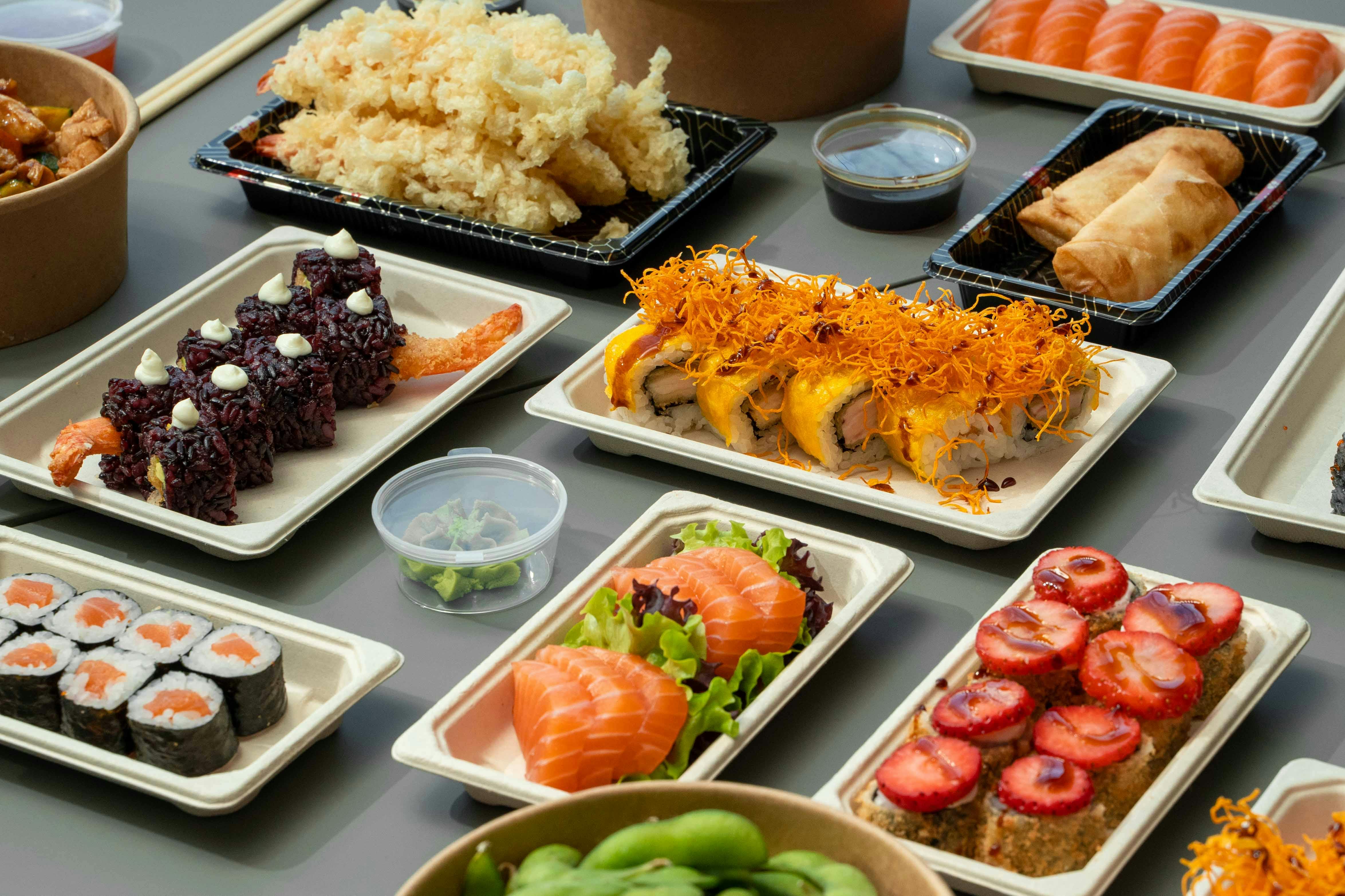 Майстер суші-бар готує ролу філадельфія з свіжим лососем