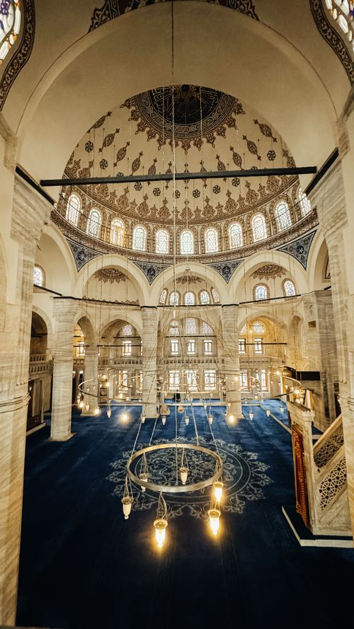 Free A breathtaking view of the majestic interior of Süleymaniye Mosque in İstanbul, Türkiye, showcasing intricate designs and architecture. Stock Photo