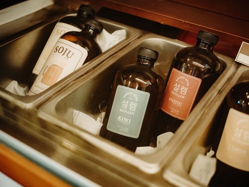 Ice maker that needs same-day repair Bottles cooling in an ice tray