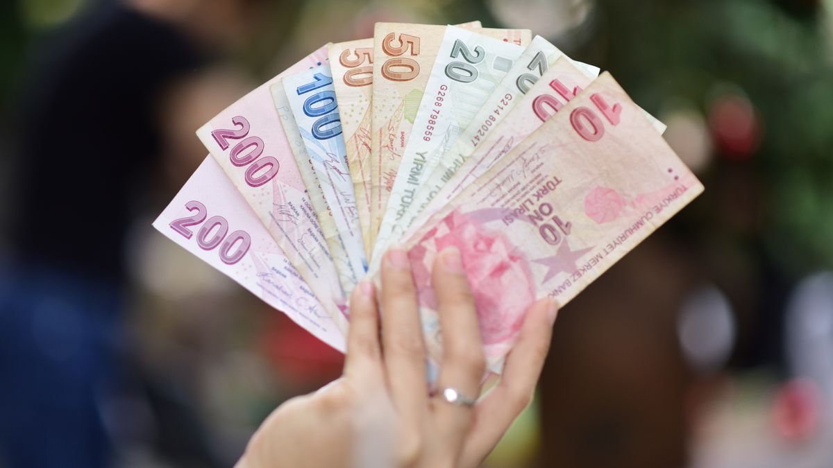 Elde tutulan Türk lirası banknotları (temsilî görsel) — SSK ve Bağ-Kur emeklilerinin taban aylık farkı ödemesi