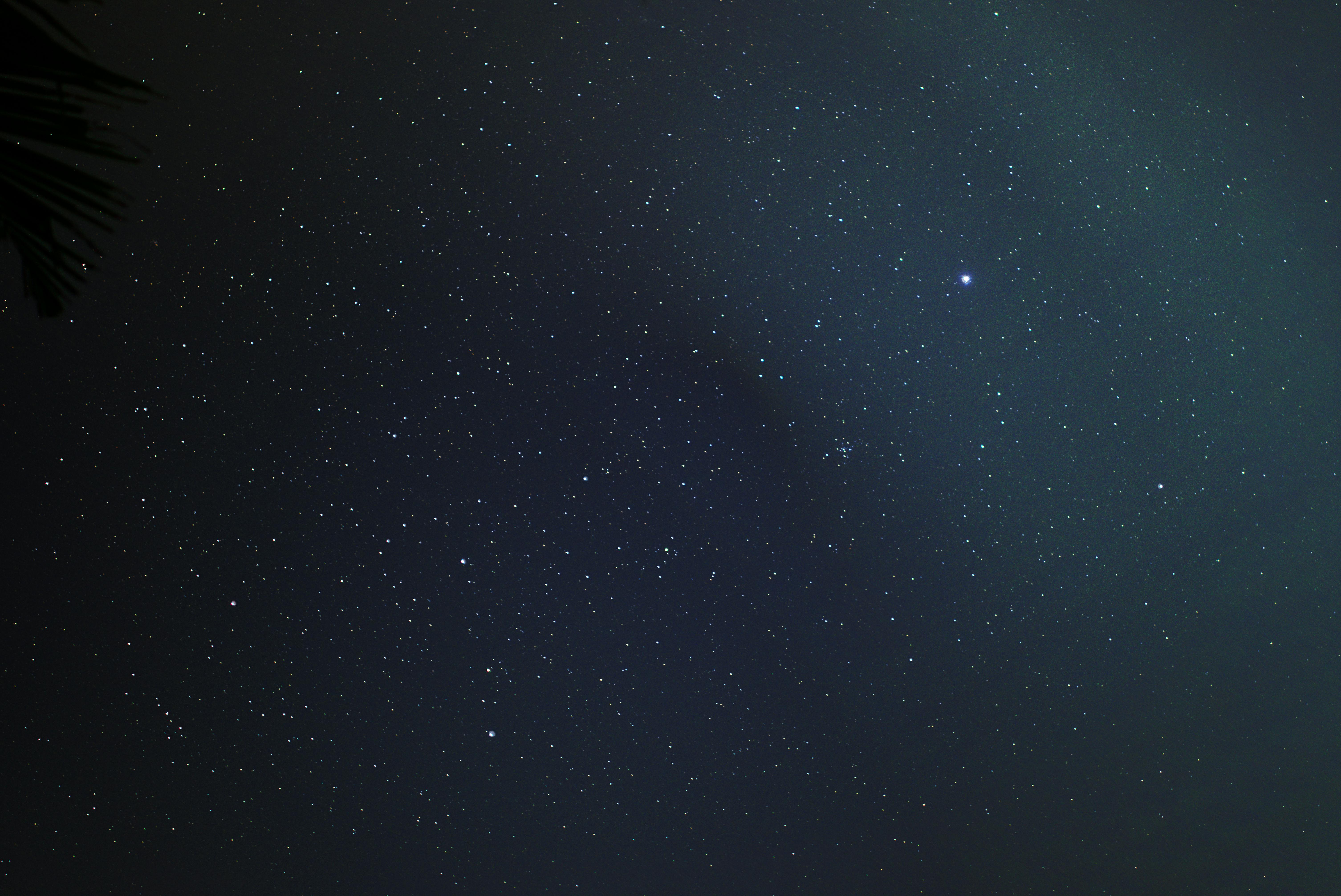 Gratis En strålende og fredfull utsikt over en stjernefylt nattehimmel, perfekt for astronomientusiaster. Arkivbilde