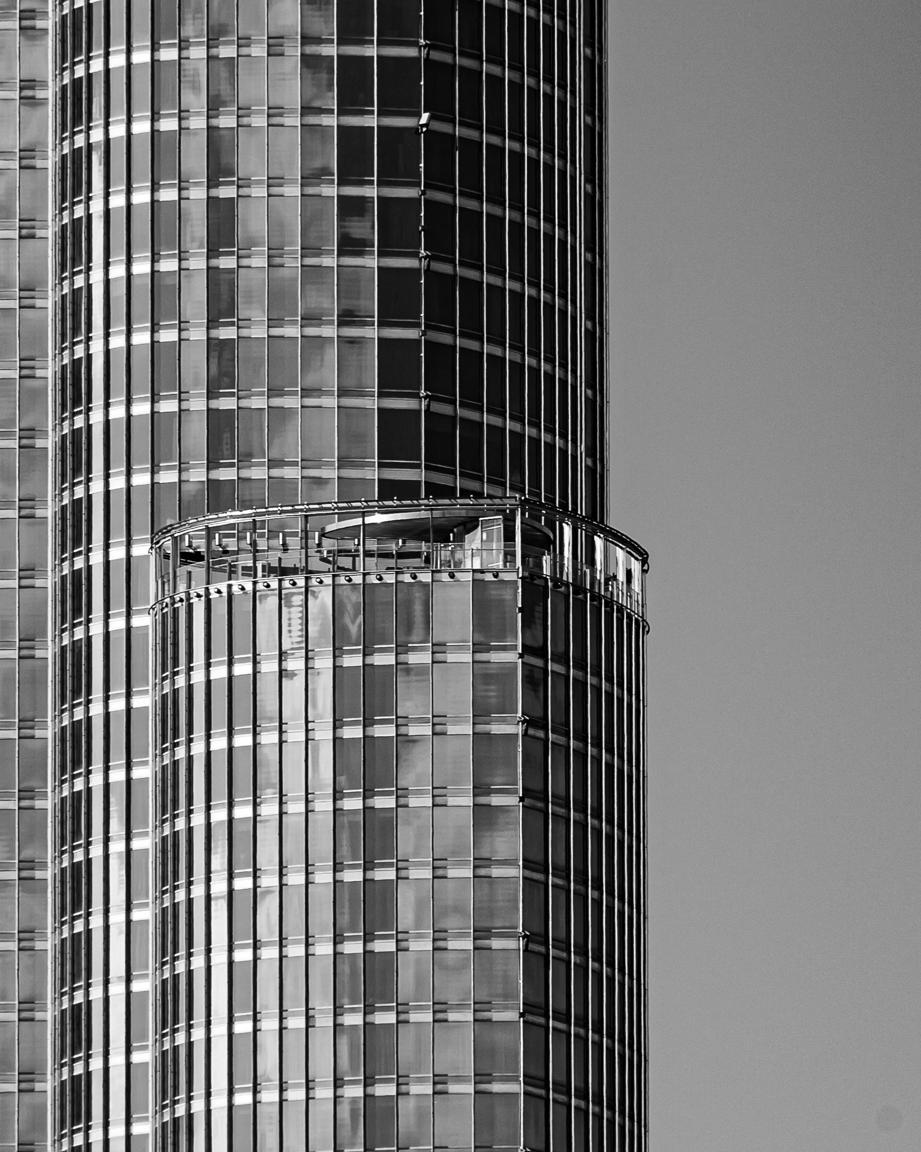 Ücretsiz Dubai'de gökyüzünü yansıtan modern bir gökdelenin dış cephesinin yakın çekim görüntüsü. Stok Fotoğraflar