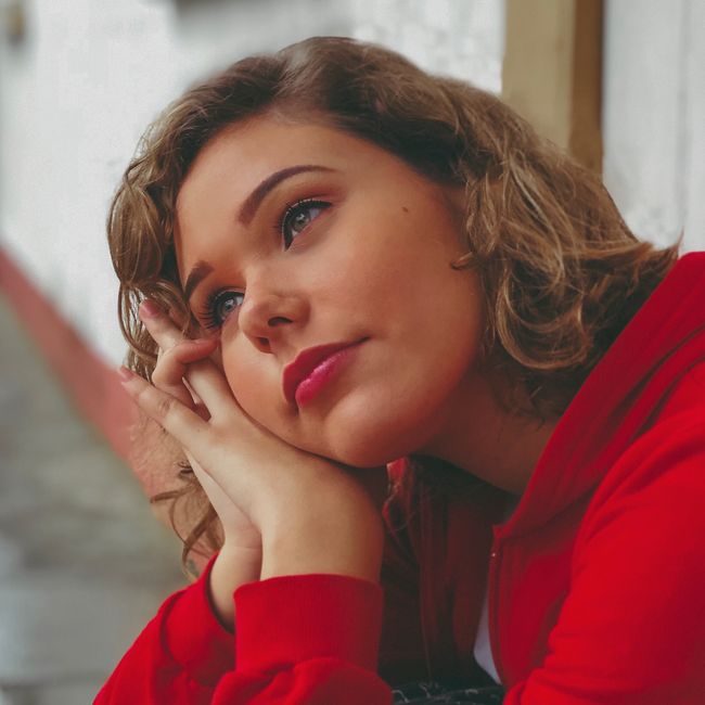 Mulher olhando para cima ao ar livre, simbolizando saúde e bem-estar