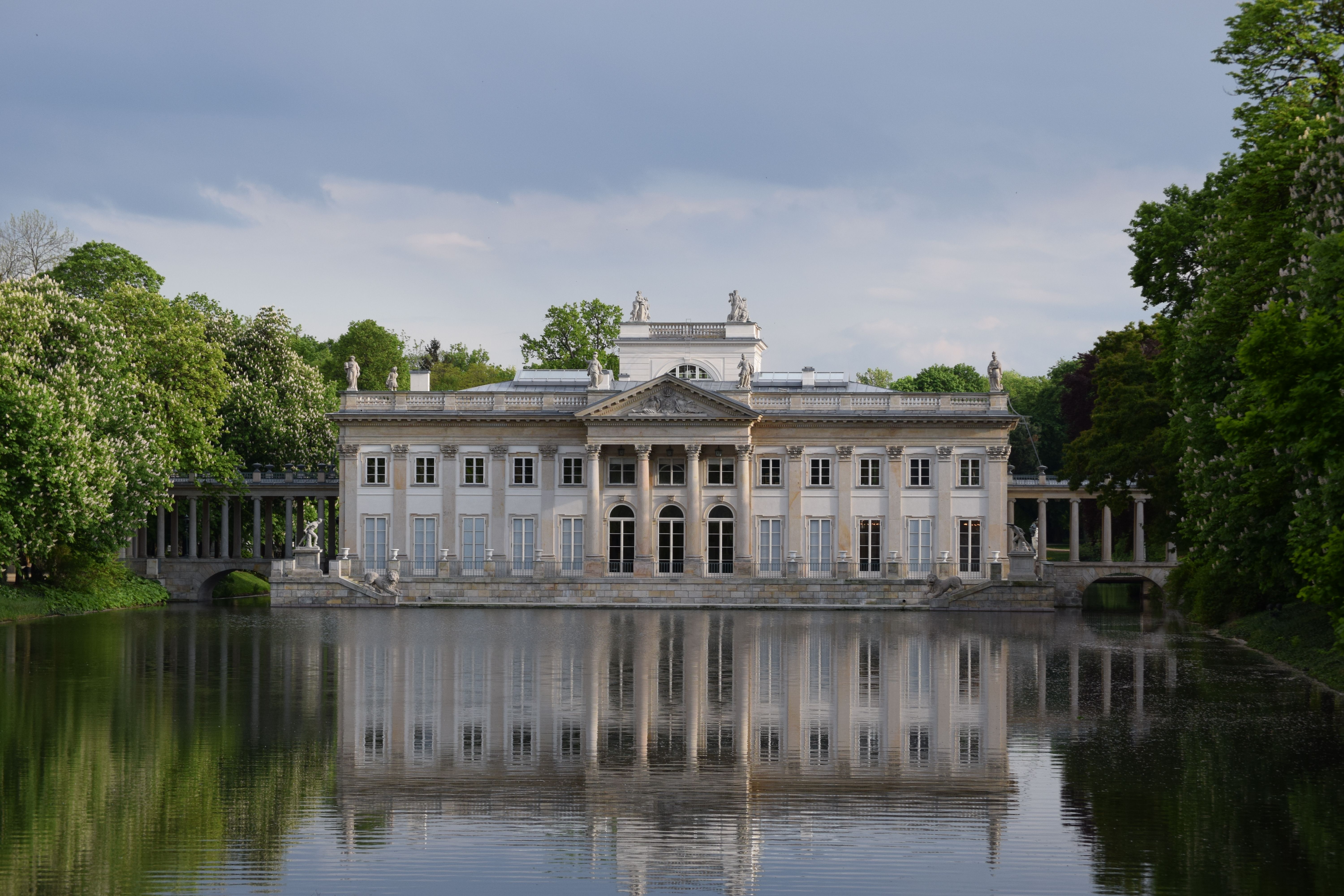 Klassizistische Architektur und Park