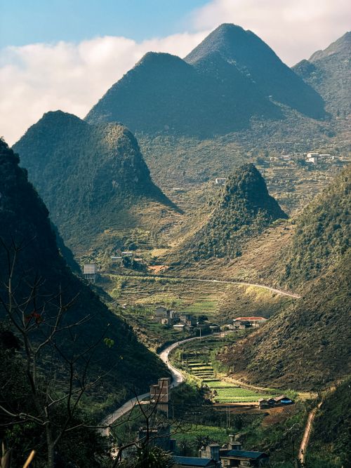 Free Breathtaking mountain landscape in Hà Giang, Vietnam with winding roads and lush greenery. Stock Photo