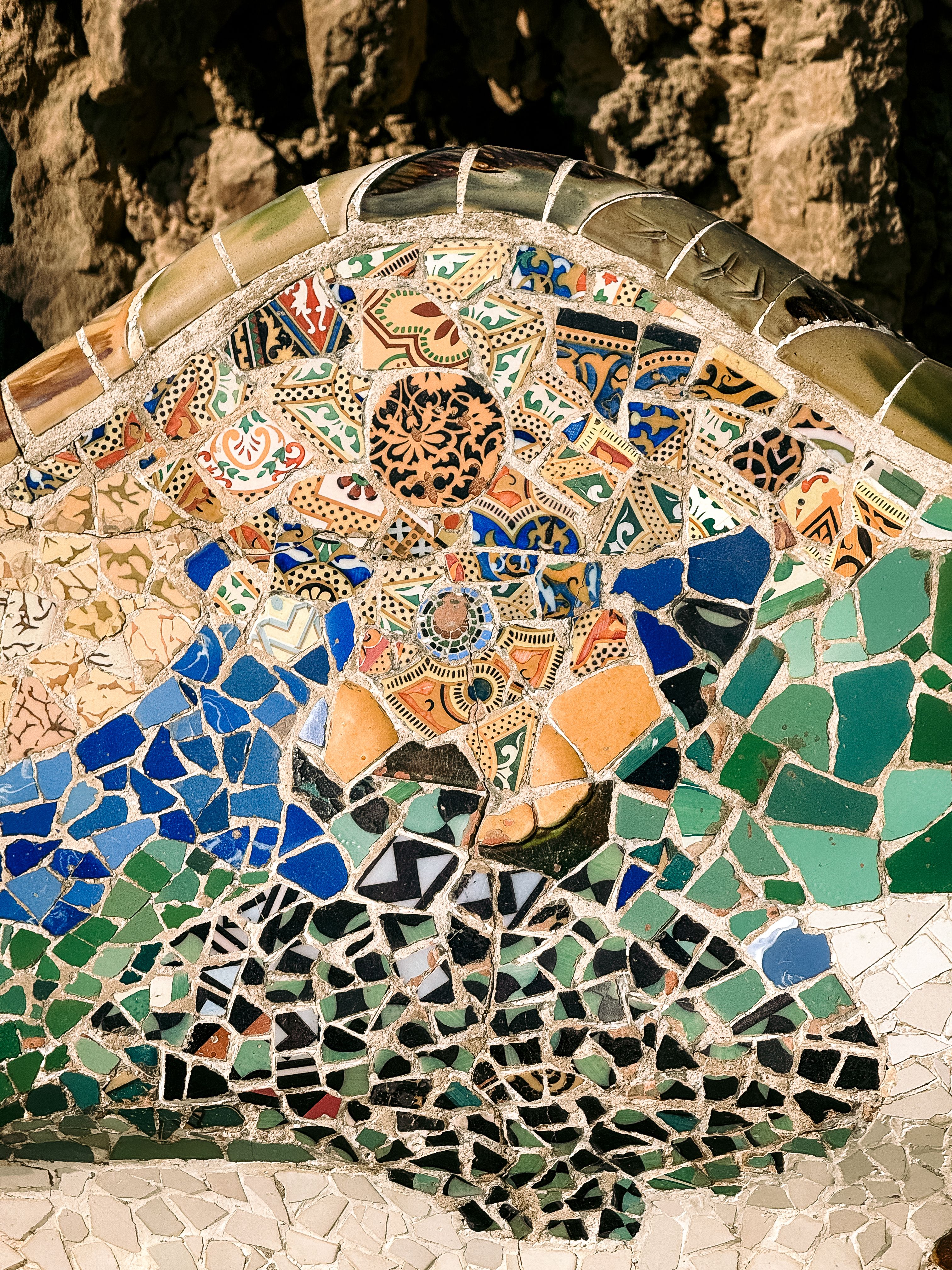 La mosaïque colorée (trencadís) du Park Güell à Barcelone