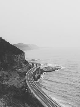 澳大利亚新南威尔士州海崖桥的航拍灰度图，画面极具戏剧性