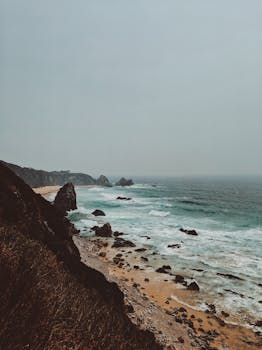 沿着安格尔西崎岖的海岸线，探索其魅力，欣赏壮观的悬崖与汹涌的海浪