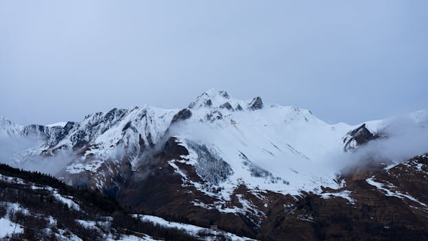 Stunning view of snow-covered mountains in Auvergne-Rhône-Alpes, France.