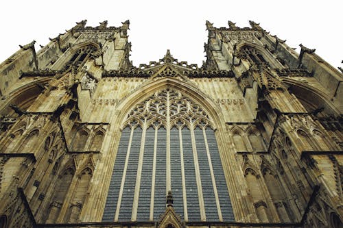 Low Angle Fotografie Eines Brown Cathedral Building